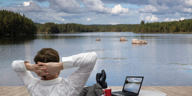 Nova Lei: Trabalho em Feriados e Domingos Requer Negociação Coletiva